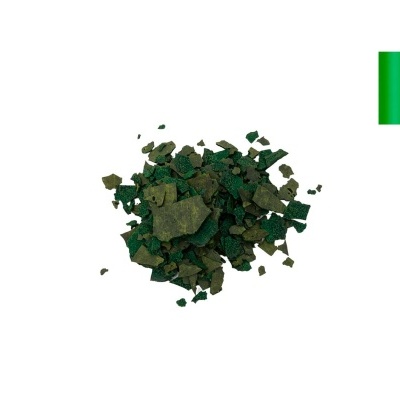 Pó ou lascas esverdeadas de pigmento com amostra de cor verde sólido