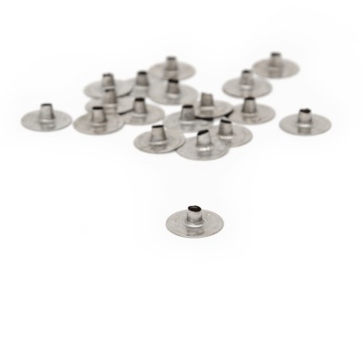 pequenos rebites metálicos prateados sobre fundo branco