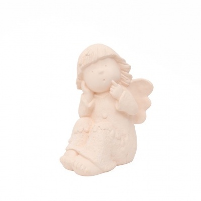 Estatueta de anjo em cerâmica bege claro com asas e detalhes em relevo