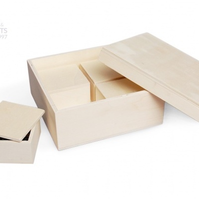 Caixas de madeira clara com tampas sobre fundo branco