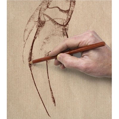 Mão a desenhar traços com lápis de cor castanho em papel.