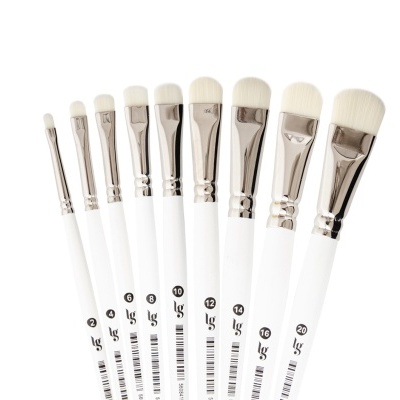 Conjunto de pincéis variados com cerdas brancas e cabos brancos