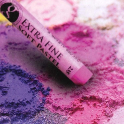 Pastel suave extra fino rosa sobre pós pigmentados coloridos