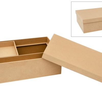 Caixa de cartão castanho com tampa destacada e três compartimentos internos