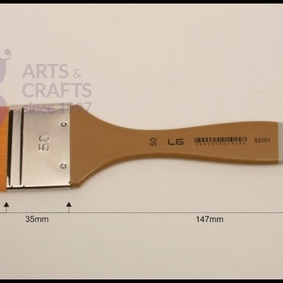 Pincel de pintura com cerdas laranjas e cabo bege sobre fundo bege claro