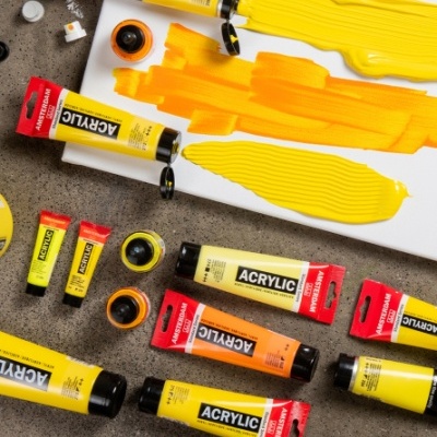 Tinta acrílica Amsterdã amarela e laranja com tinta na paleta