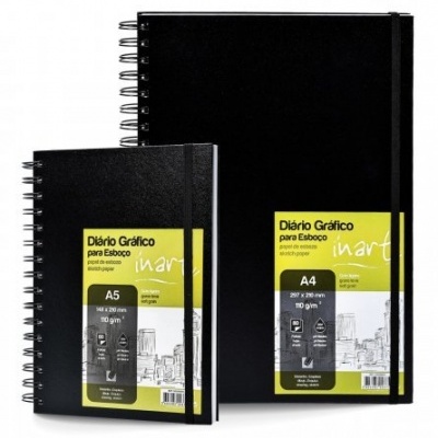 Dois cadernos de desenho espiralados com capas pretas e etiquetas amarelas e brancas