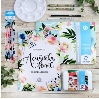 Conjunto de materiais para aguarela floral com pincéis, paleta e blocos de papel decorados com flores.