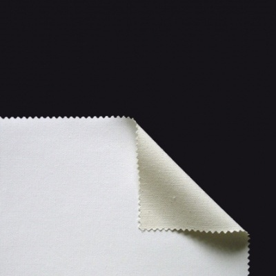 Pano branco com canto dobrado que revela o verso bege