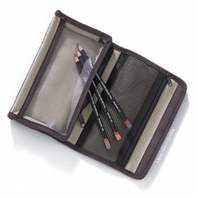 Estojo porta lápis de cor bege e castanho com três lápis de cor rosa