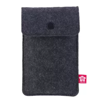 Bolsa cinza escuro de feltro com fecho de botão e etiqueta vermelha SagaFlor