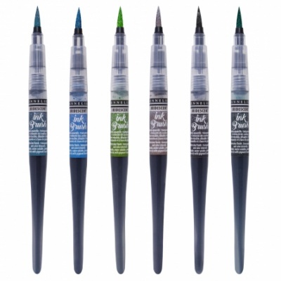 Seis canetas pincel de tinta em várias cores com etiquetas pretas