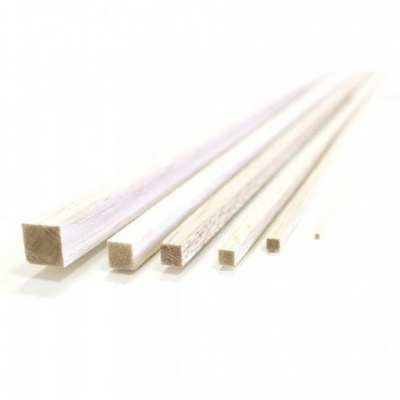 Várias varas quadradas de madeira em diferentes espessuras