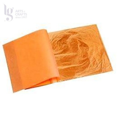 Papel folha metalizado laranja com textura enrugada numa das folhas