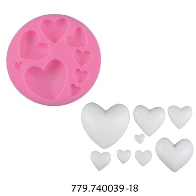Forma rosa de silicone com cavidades em forma de corações e corações brancos ao lado