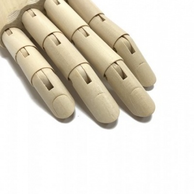 Mão artística em madeira clara com articulações móveis visíveis