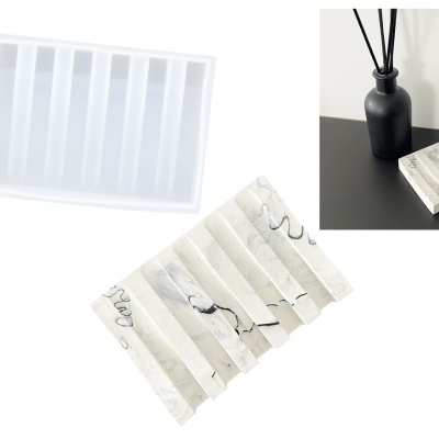 Forma silicone branca para barras de sabão com barra marmoreada e frasco decorativo preto