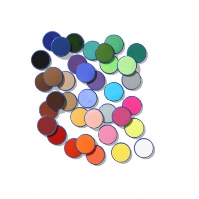 Conjunto de lápis de cor redondos coloridos sobre fundo branco