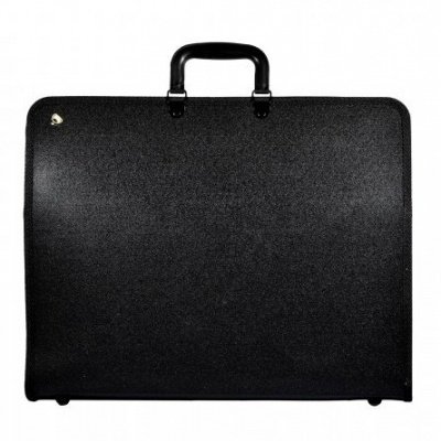 Mala preta retangular com puxador rígido e fecho metálico