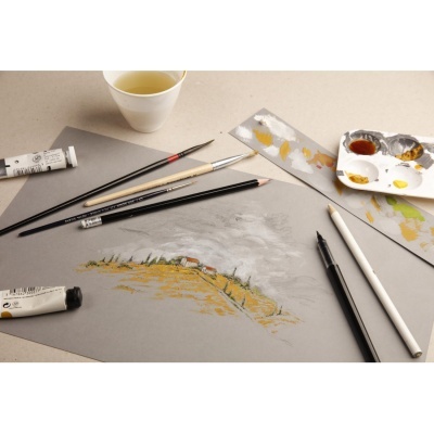 Conjunto de materiais de pintura com desenho em papel cinzento