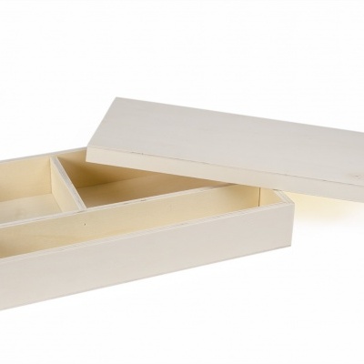 Caixa organizadora de madeira natural com três compartimentos e tampa deslizante