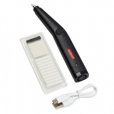 Aparelho elétrico preto para aparar com lâminas e cabo USB