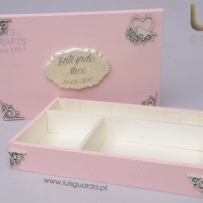 Caixa rosa decorativa para batizado com placa personalizada e acabamento metálico nos cantos