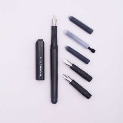 Caneta de tinta permanente preta com várias pontas e tinteiros.