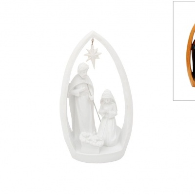 Escultura de presépio branca com figuras e estrela num arco