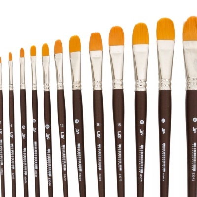 Conjunto de 12 pincéis de pintura com cerdas amarelas e cabos castanhos escuros