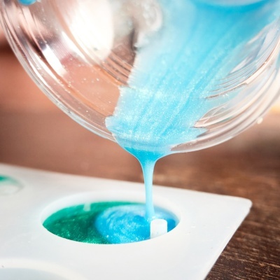 Resina azul a ser vertida para molde branco