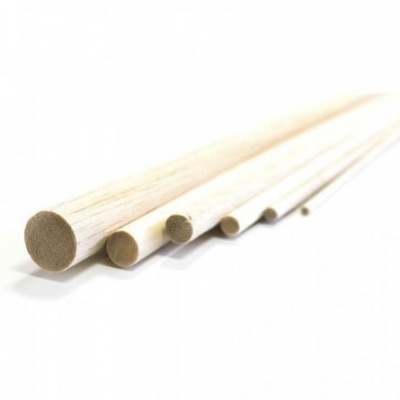 Seis varas cilíndricas de madeira em vários diâmetros alinhadas sobre fundo branco