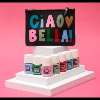 Frascos de tinta colorida em plataforma branca com placa preta e texto colorido