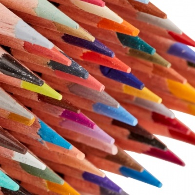 Lápis de cor de madeira coloridos com pontas afiadas