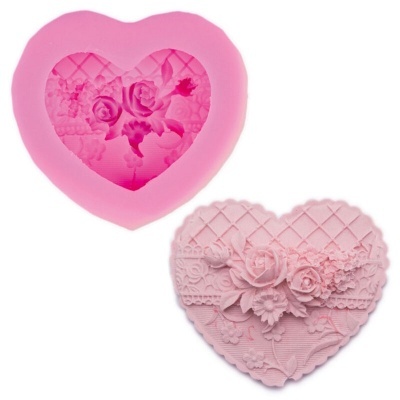 Molde de silicone rosa coração com sabonete rosa floral
