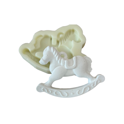 Molde de silicone com cavalo de baloiço e figura branca de cavalo