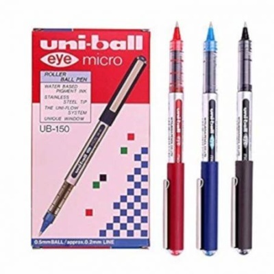 Três canetas uniball eye micro nas cores vermelho, azul e preto ao lado da embalagem vermelha e rosa