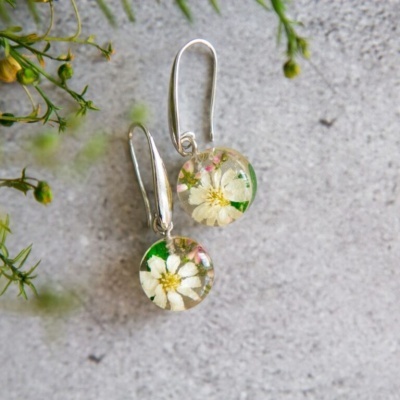 Brincos com flores brancas em resina e argolas prateadas
