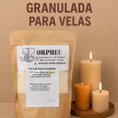 Embalagem de cera de soja granulada com velas acesas em fundo bege