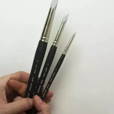 Três pincéis para modelagem de borracha com inscrições no cabo