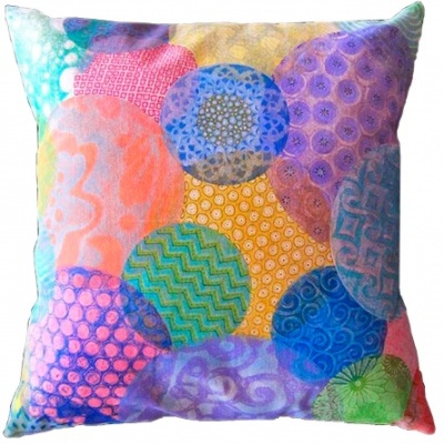 Almofada decorativa com padrão colorido de círculos variados.