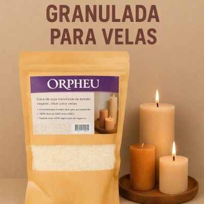 Pacote de cera de soja granulada para velas com velas acesas em fundo bege