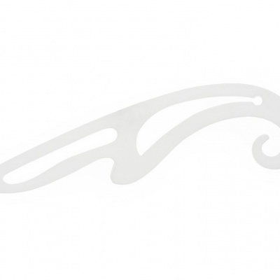 Régua branca decorativa com design curvo e recortes