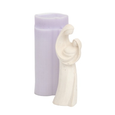 Vela lilás cilíndrica com escultura branca abstrata em forma de figura humana