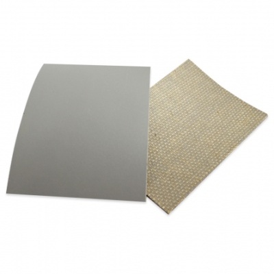 Duas placas retangulares, uma prateada lisa e outra dourada texturizada, sobre fundo branco