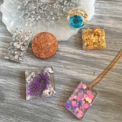 Conjunto de joalharia em resina com decoração de glitter e flores secas