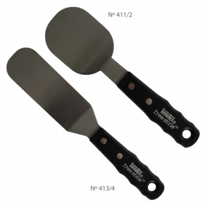 Duas espátulas de cozinha metálicas com cabos pretos e texto freestyle