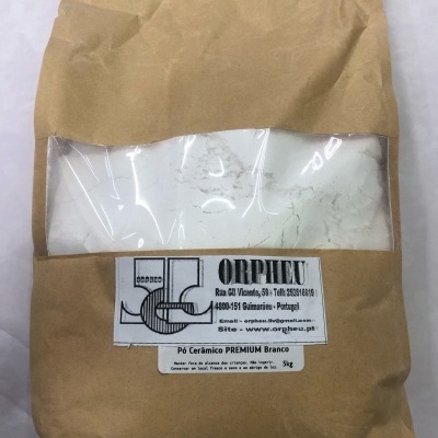 Pacote de papel com pó branco visível e rótulo da marca ORPHEU