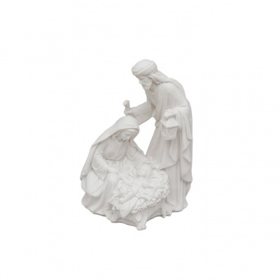 Escultura branca de cena de presépio com três figuras
