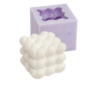Molde de silicone lilás e cubo branco texturizado